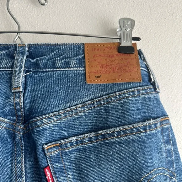 Women’s levi Jeans - Picture 4 of 5
